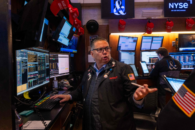 뉴욕증권거래소(NYSE)에서 일하는 트레이더들의 모습. 사진=로이터