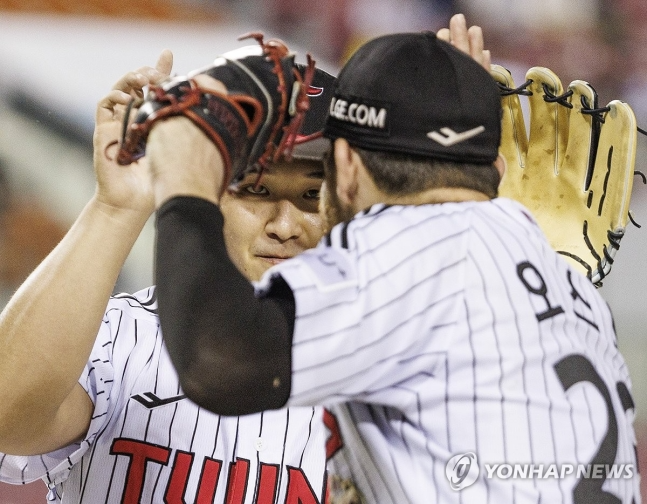 LG 최원태, 오스틴과 하이파이브 /연합뉴스