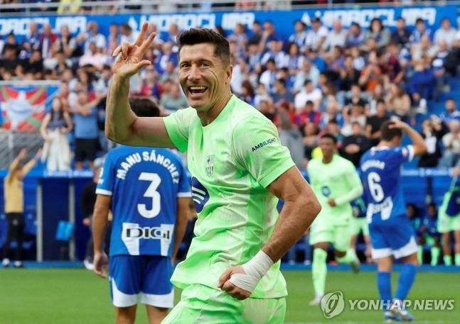 해트트릭 자축하는 레반도프스키