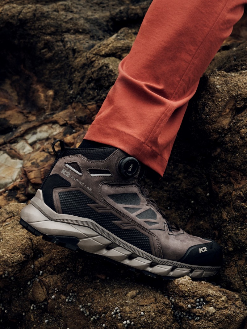 산행 중 미끄러짐과 부상을 방지하기 위해서는 등산화를 반드시 착용해야 한다. / 사진출처=K2