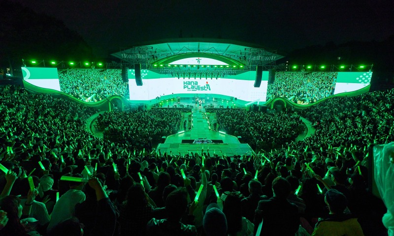 지난 5일과 6일 서울 연세대학교 노천극장에서 진행된 ‘2024 하나플레이리스트 콘서트’에서 아티스트들의 공연에 관객들이 환호하고 있다.