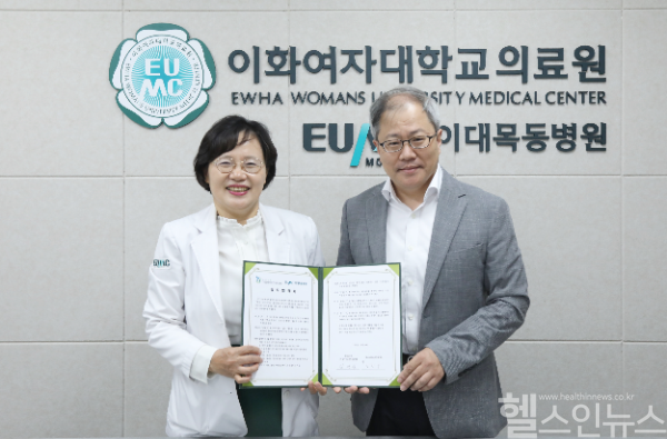 (왼쪽부터) 김영주 장애친화산부인과장, 임재영 경기도남부지역장애인보건의료센터장 (이대목동병원 제공)