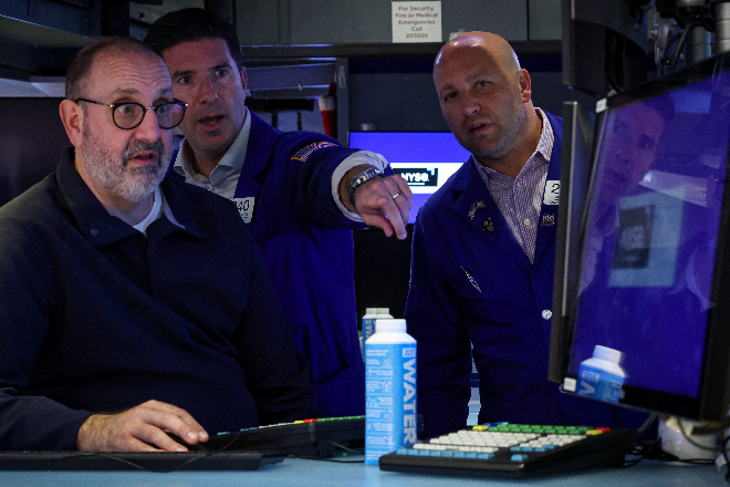 뉴욕증권거래소(NYSE) 트레이더들이 일하는 모습. 사진=연합뉴스