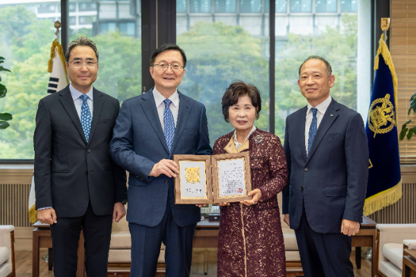 오른쪽부터 최현규 한국콜마 대표이사, 김성애 여사, 유홍림 서울대학교 총장, 허현행 한국콜마 부사장
