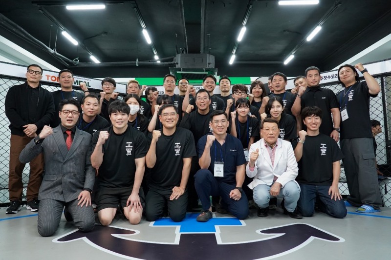 뽀빠이연합의원KMMA23대구’ 대회 제작에 함께한 김대환 대표(아랫줄 왼쪽 두 번째)와 구독자 83.5만 유튜버 차도르(아랫줄 왼쪽 첫 번째), 김성배 뽀빠이연합의원 대표원장(아랫줄 오른쪽 세 번째)이 KMMA 2주년을 맞이하는 23번째 대회를 마무리하며 기념 촬영을 하고 있다. 사진=스탠다드앤드프로그레스 스포츠에이전시 제공