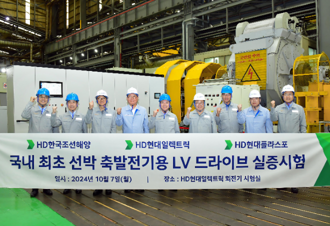 HD현대일렉트릭 회전기 공장에서 개최된 ‘선박용 대용량 저압 드라이브’ 시연회에서 HD현대 경영진들이 참석해 기념사진을 촬영하고 있다(왼쪽부터 장광필 HD한국조선해양 미래기술연구원장, 전승호 HD현대중공업 기술본부장, 설승기 HD현대 기술자문, 조석 HD현대일렉트릭 댚, 김형관 HD현대미포 대표). ⓒ HD현대