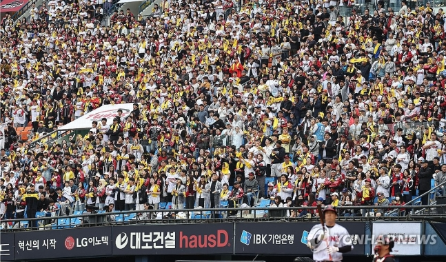 '가을야구 뜨거운 열기' 프로야구 준PO 3차전도 매진…포스트시즌 10경기 연속 만원 관중