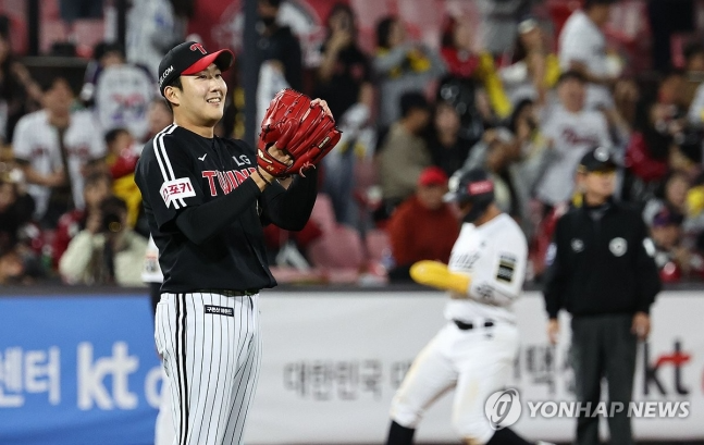 이닝 마치고 기뻐하는 LG 손주영
