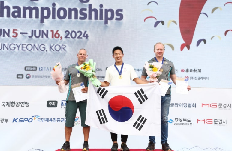 지난 6월 아세안-오세아닉 패러글라이딩 챔피언십 대회에서 우승한 원치권(가운데) 모습.