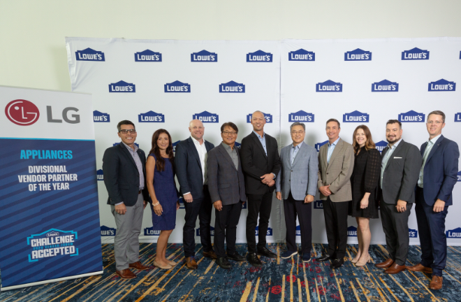 LG전자가 미국의 대표적인 종합 가전/인테리어 유통업체인 로우스(Lowe's)의 ‘베스트 파트너’로 선정됐다. 사진은 행사에서 기념 사진을 촬영하는 LG전자 북미지역대표 정규황 부사장(좌측에서 6번째)과 로우스의 제이슨 할람 머천다이징 부사장(좌측 5번째). ⓒ LG전자