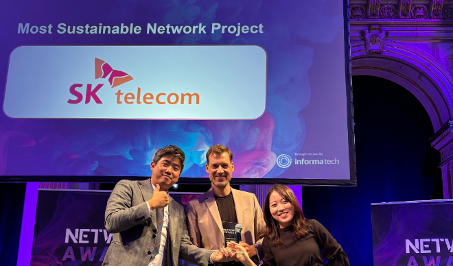 8일, 〈네트워크 엑스 어워드〉 현장에서 SK텔레콤 나민수 6G개발팀장과 반애솔 Core개발팀 매니저가 ‘최우수 지속 가능 네트워크’ 상을 수상하고 있는 모습. ⓒ SKT
