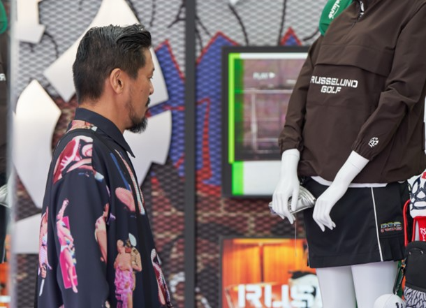 한국에 진출한 러셀르노의 성수동 팝업스토어에 방문한 일본의 우에노 창업자 ⓒ 더그래피티그룹