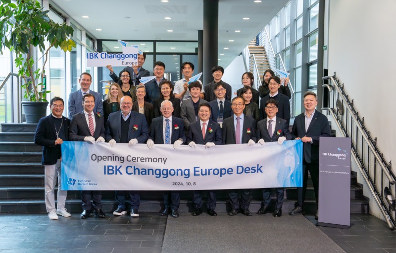 사진은 지난 8일(현지시간) 독일 잘란트주 ‘IBK창공 유럽데스크‘에서 열린 현판식 행사에서 김인태 IBK기업은행 혁신금융그룹장(앞줄 오른쪽에서 네 번째) 및 참석자들이 기념촬영을 하고 있는 모습