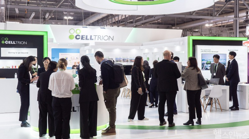 셀트리온 단독부스에는 전시회 첫날부터 방문객이 몰리며 3일간 일평균 700명, 총 2천명 이상의 업계 관계자들이 방문했다. (셀트리온 제공)