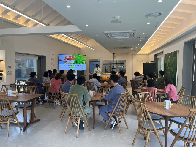 풀무원 아카데미 체험 프로그램에서는 풀무원 5대 생활 습관 강연을 진행했다. / 사진출처=풀무원