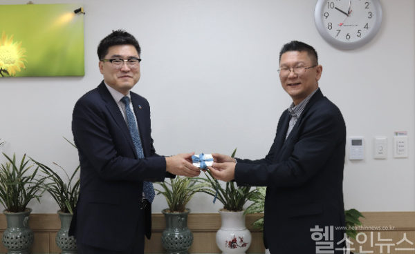 23일 한림대학교한강성심병원 신관 2층에서 진행된 헌혈증 전달식에서 최종길 한림대학교한강성심병원 행정부원장(왼쪽)과 이정원 씨(오른쪽)가 기념 촬영을 하고 있다. / 사진출처=한림대학교한강성심병원