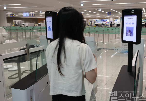 지난 9월 28일 오후 인천국제공항 제2터미널에서 직원이 안면인식 스마트패스를 시연하고 있다. / 사진출처=연합뉴스