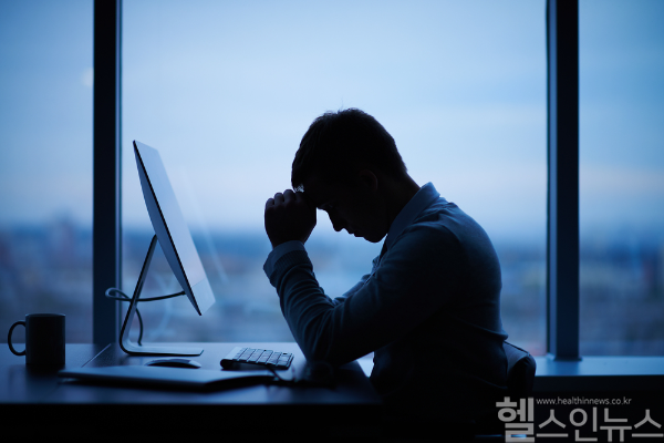 충분한 휴식에도 풀리지 않는 피로감에 힘들다면 만성 피로 증후군 의심해 볼 수 있어... 최근 진단이 많아지면서 유병률 높아지고 있는 추세, 평소 긴장과 스트레스 해소에 신경 써야 (클립아트코리아)