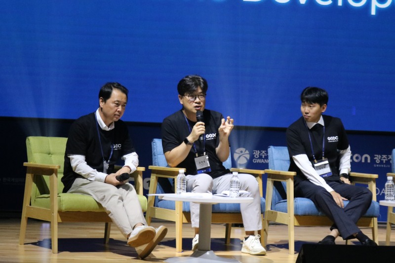 엔씨소프트 장현영 상무(가운데).
