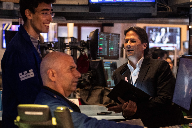 뉴욕증권거래소(NYSE) 트레이더들이 환하게 웃고 있다. 사진=연합뉴스