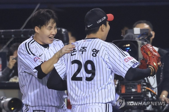 손주영 반기는 임찬규