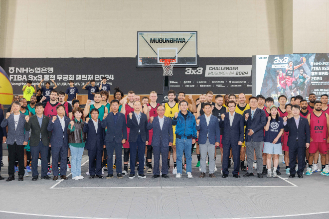 홍천 농구대회 참여자들이 기념사진을 찍고 있다. ⓒ NH농협은행