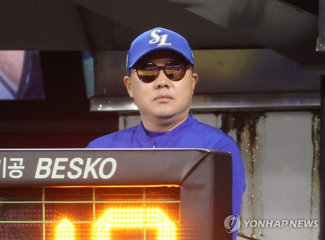 경기 지켜보는 박진만 감독
