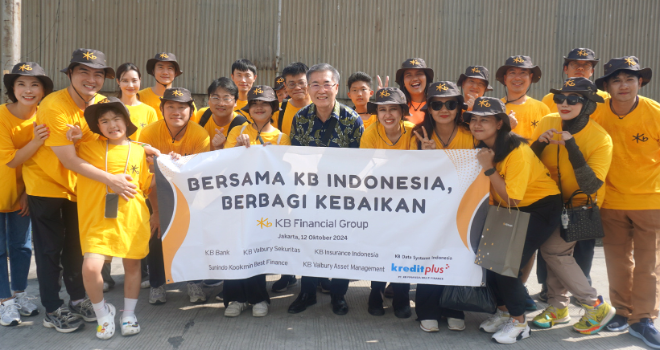 KB금융 직원들이 인도네시아 아동들에게 점심을 만들어 전달한 후 기념촬영을 하고 있다. ⓒ KB금융