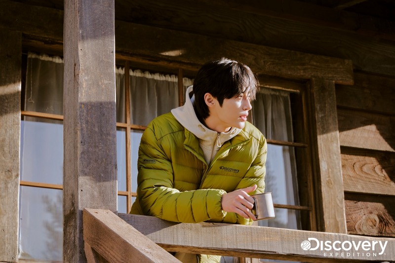 '올버트 구스다운 경량패딩' 올리브 컬러를 착용한 변우석 (디스커버리 익스페디션 제공)
