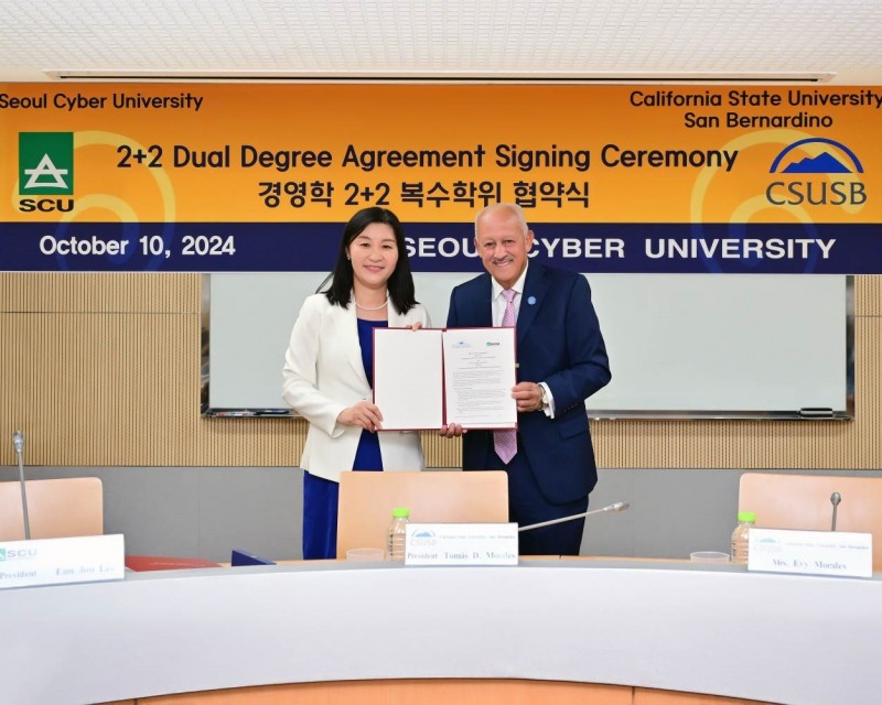 서울사이버대 이은주 총장(좌측)과 미국 캘리포니아 주립대 샌버나디노(CSUSB)의 토마스 모랄레스(Tomás D. Morales) 총장(우측)이 10일(목), 복수학위 협약 체결 후 기념사진을 찍는 모습