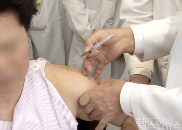 자생한방병원 의료진이 유착성관절낭염 환자에게 약침치료를 진행하고 있다. (자생한방병원 제공)