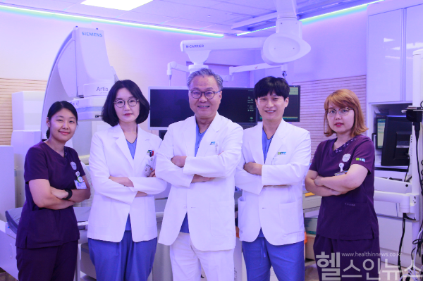 순천향대학교 부천병원 소화기병센터 문종호 교수팀(왼쪽부터 조선화 간호사, 이윤나·문종호·신일상 교수, 송아리 간호사) (순천향대학교 부천병원 제공)