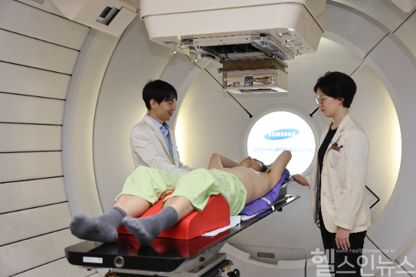 삼성서울병원 방사선종양학과 유정일 교수(사진 왼쪽)와 김나리 교수(오른쪽)가 양성자 치료를 기다리는 간암 환자에게 치료 계획을 설명하고 있다. (삼성서울병원 제공)