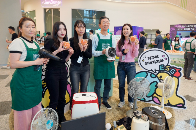 LG유플러스는 ‘세계 전자폐기물 없는 날’을 맞아 임직원 가정과 전국 매장, 사옥에서 사용하던 가전제품을 수거하는 캠페인을 진행했다고 14일 밝혔다. 사진은 14일 오전 LG유플러스 용산사옥에서 황현식 대표(왼쪽에서 네번째)가 전자폐기물 수거 캠페인에 동참하며 전자제품을 전달한 직원들과 기념촬영을 하는 모습. (사진 = LG유플러스 제공)