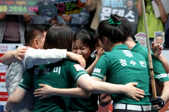 우승을 확정하고 기뻐하는 NH농협카드 선수단