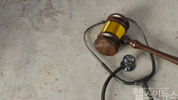 의료사고 후 환자 측 대부분 법률 대리인 조력 없이 의료분쟁조정 진행... 의학적, 법적 조력 절실해 (클립아트코리아)