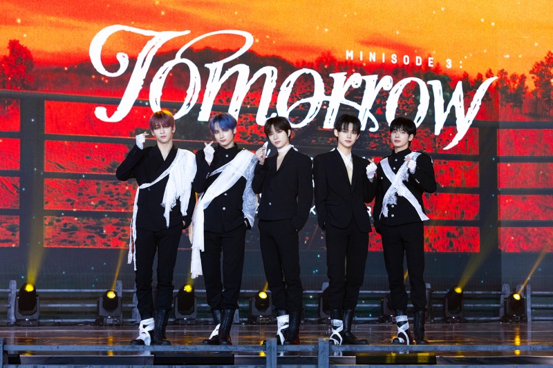 TXT, 서울 도심서 공개 고백…11월 설렘주의보 발령