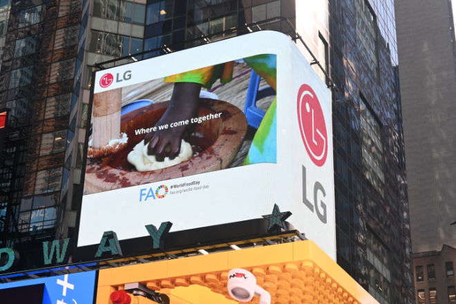 LG전자가 현지시각 10일부터 24일까지 미국 뉴욕 타임스스퀘어와 영국 런던 피카딜리광장 옥외전광판에서 ‘세계 식량의 날’을 기념한 캠페인 영상을 상영한다. 사진은 미국 뉴욕 타임스스퀘어에서 국제연합식량농업기구의 '더 나은 삶과 미래를 위한 식량권' 영상이 상영되는 모습.