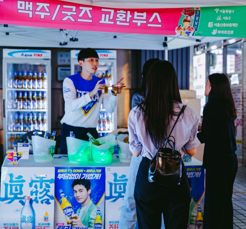 하이트진로가 강남역 케미스트릿 페스티벌에 참가해 테라 라이트 프로모션을 진행하고 있다