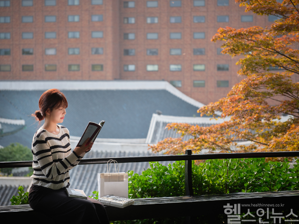 노벨문학상을 수상한 한강이 불러온 독서 열풍 속 서울신라호텔이 독서의 계절 가을을 맞아 북캉스 패키지를 출시했다. (서울신라호텔 제공)