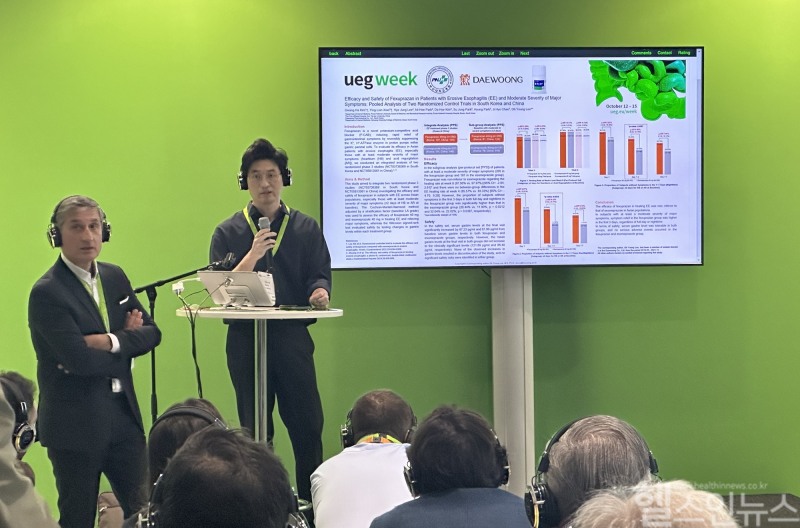 박형(왼쪽 두번째) 대웅제약 임상연구팀원이 13일(현지시간) 해외 의료진에 펙수클루 연구 포스터를 소개하고 있다. (대웅제약 제공)