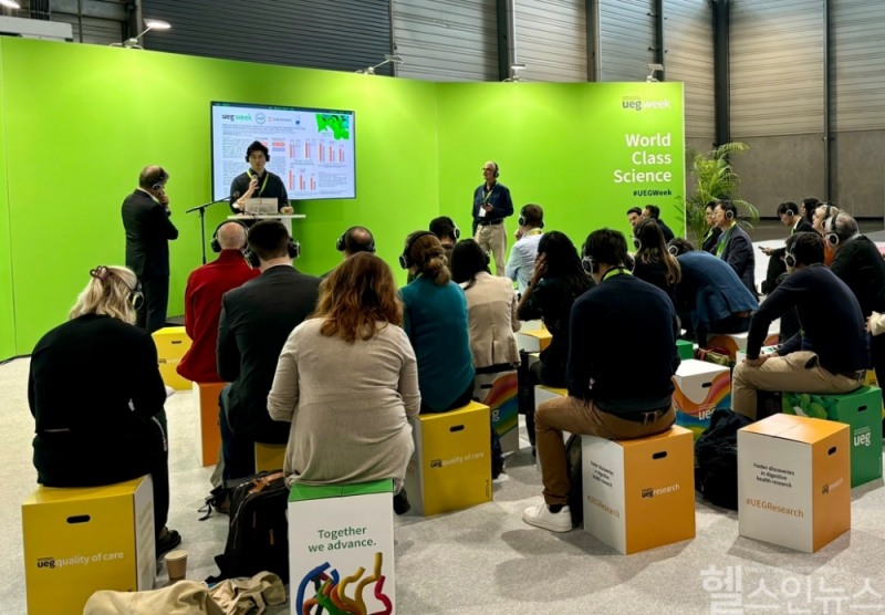 박형 대웅제약 임상연구팀원이 13일(현지시간) 해외 의료진에 펙수클루 연구 포스터를 소개하고 있다. (대웅제약 제공)