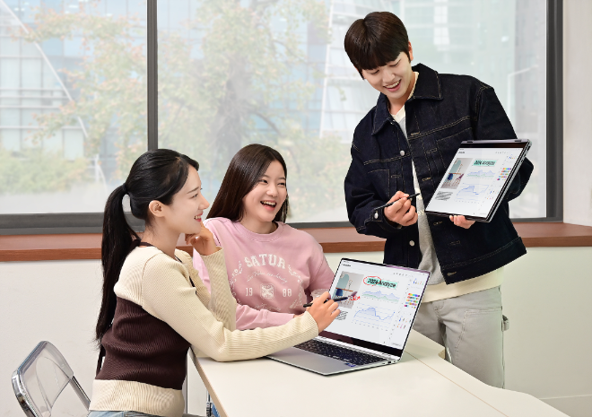 삼성전자 모델이 강력한 AI PC 경험을 제공하는 '갤럭시 북5 Pro 360'을 사용하고 있다. ⓒ 삼성전자