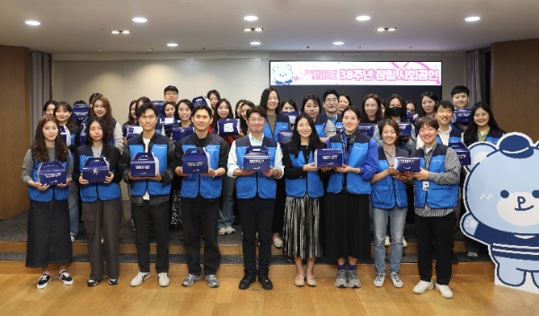 ㈜파리크라상 창립 38주년 기념 '기부 앤 테이크' 행사에 김성한 파리크라상 대표이사(앞줄 왼쪽에서 5번째)를 비롯해 임직원이 참여한 모습