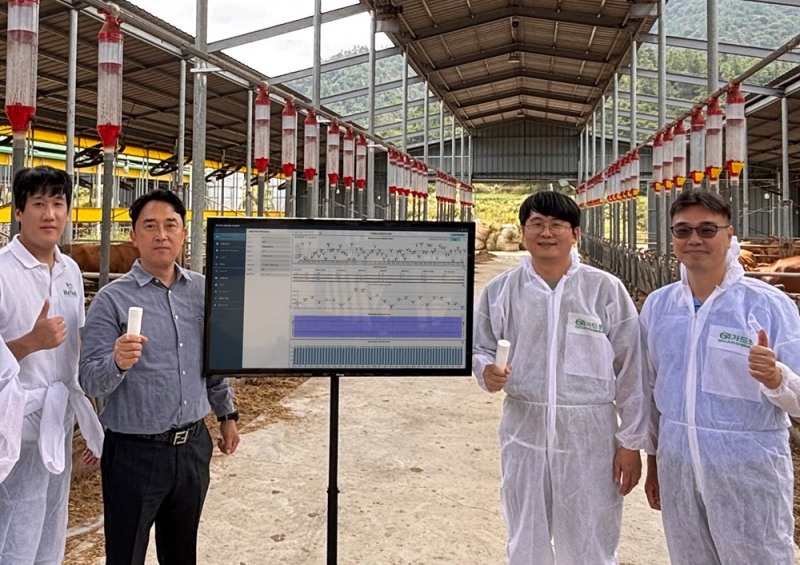 메탄캡슐 적용한 해남 저탄소 이현농장(사진 우측부터 2번째 메텍 박찬목 대표, 해남 이현농장 이항림 농장주 순)