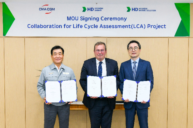 HD현대마린솔루션은 최근 HD현대삼호, 글로벌 선사 CMA-CGM과 ‘LCA(환경전과정평가) 산출을 위한 업무협약‘을 체결했다고 16일 밝혔다. 사진은 업무협약 후 기념촬영하고 있는 (왼쪽부터) HD현대삼호 신현대 대표, CMA-CGM 자비에 르클레르크 부사장, HD현대마린솔루션 김정혁 상무의 모습. (사진 = HD현대마린솔루션 제공)