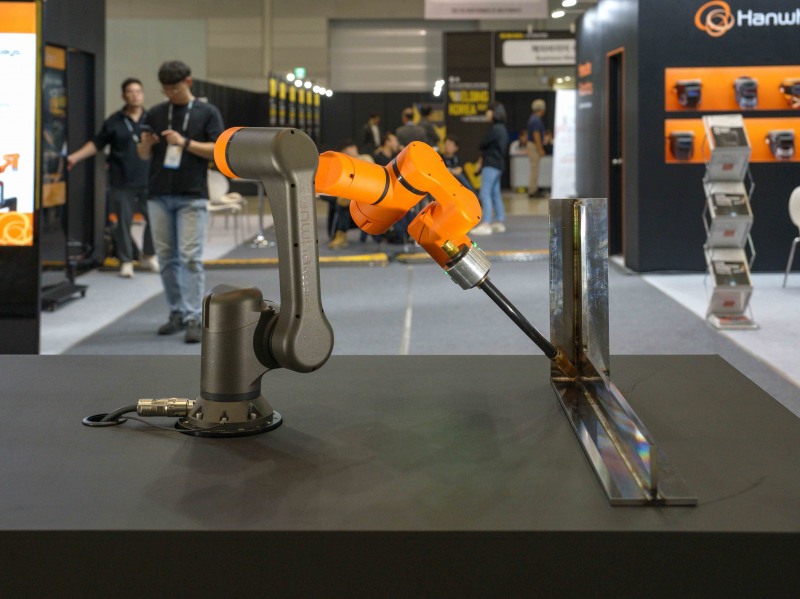 새로 선보이는 HCR-5W 용접 협동로봇