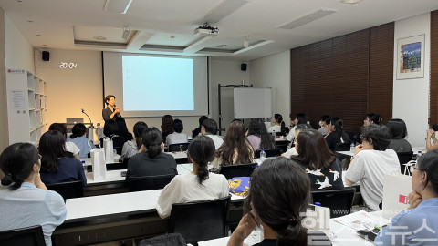지난 제2회 동물병원을 위한 동물보건사 마취 기본 소양 세미나 시작 전, 이안동물의학센터 대외협력팀 이은정 팀장이 센터를 소개하고 있다. (이안동물의학센터 제공)