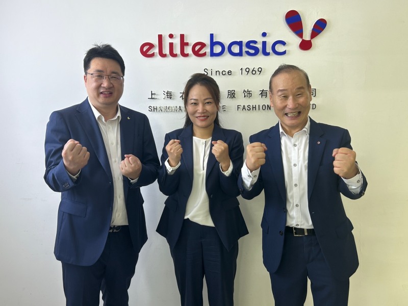 최병오 패션그룹형지 회장(오른쪽)이 지난 14일 형지엘리트 중국 합자법인인 상해엘리트를 방문해 허원신 상해엘리트 총경리(가운데)와 장양삥 빠오시니아오 총경리(왼쪽)와 기념 사진을 촬영하고 있다.