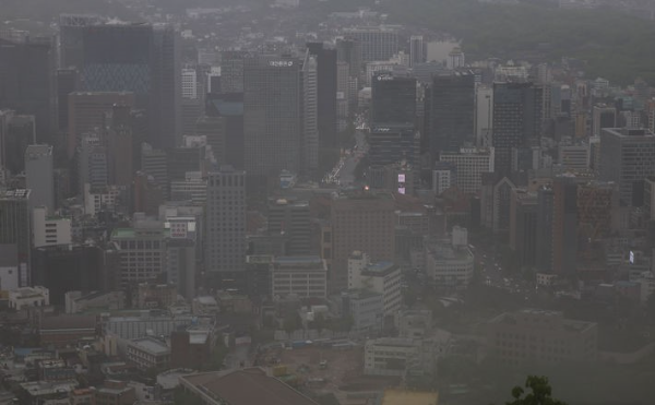 안개 낀 서울 도심의 모습